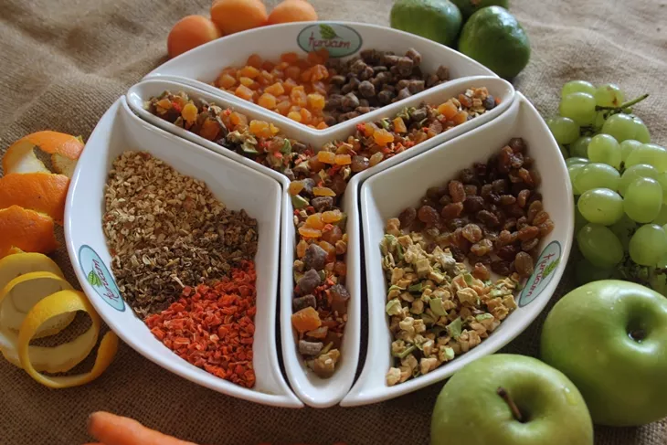 elma,üzüm, figs , kayısı,havuç, portakal kabuğu, limon kabuğu içerir. dried cake mix-2